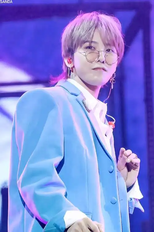 权志龙蓝色西装,这简直让人欲罢不能,帅爆了