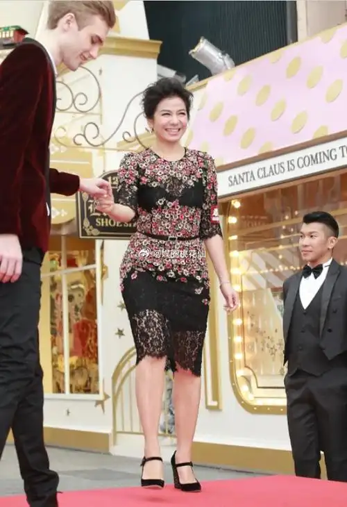 钟楚红自然脸美得真实!皱纹明显五官却没变形,穿碎花裙风情万种