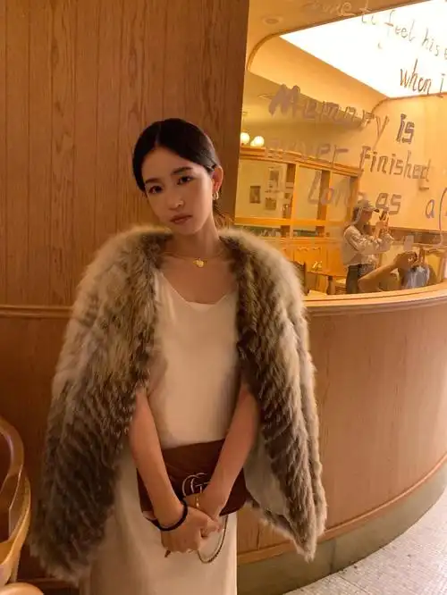 拍照姿势  #高端皮草  #时尚皮草  #皮草穿搭  #皮草出镜:@卢婧媛超