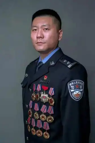 庆祝建党百年致敬公安英雄常海打击犯罪的铁警利剑