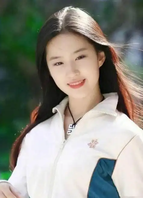 刘亦菲17岁跑步旧照曝光引网友感叹青春灵动发丝都在闪光