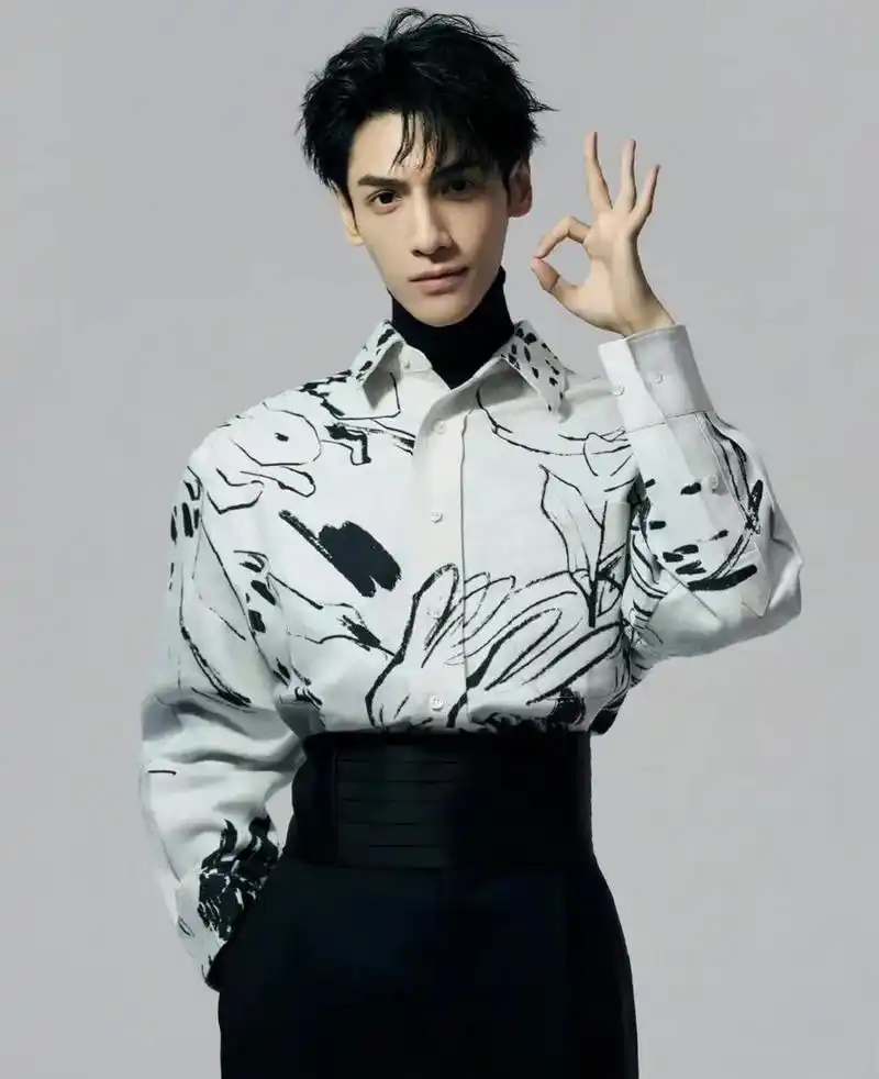 罗云熙晒自拍,网友:这面相演坏坏的男二毫无违和感.