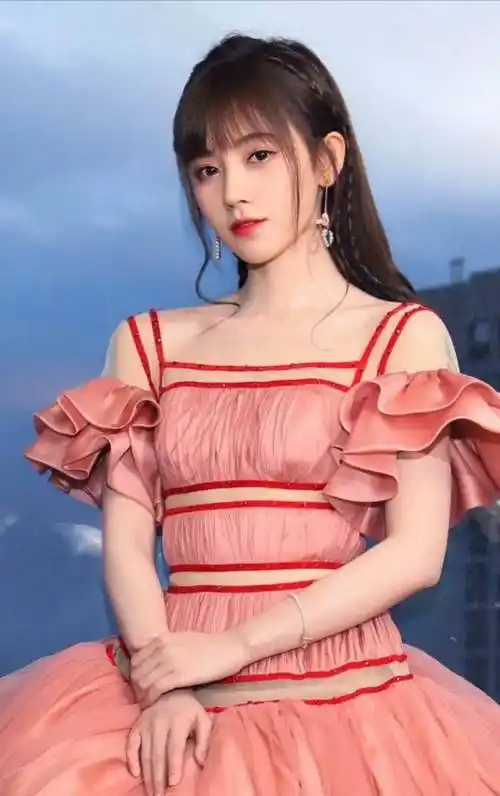 人气小花旦鞠婧祎写真合集:公主颜值,女神气质!