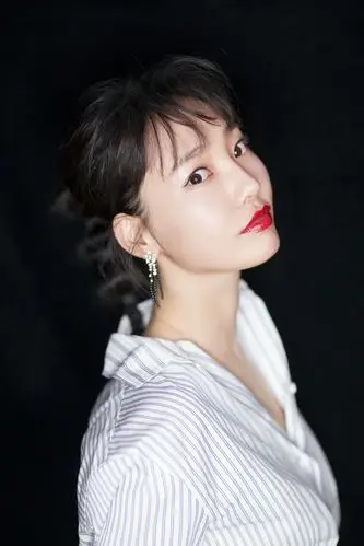 白百何主动蹲下给小演员颁奖,她右手的婚戒刺青原来还在