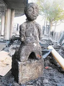 在绍兴发现的汪精卫跪像,虽有点模糊,但"汪逆精卫"四字依稀可见