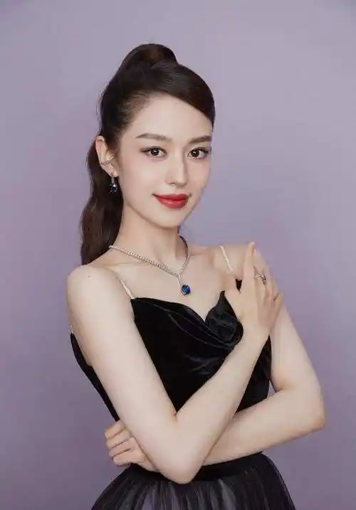 吉娜终于找对风格了舍弃大红唇太明智选对礼服贵气感立马来了