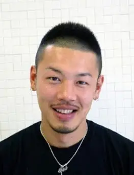 将发行推成小平头的造型,再用定型胶转出一根一根的效果,再带点碎发的