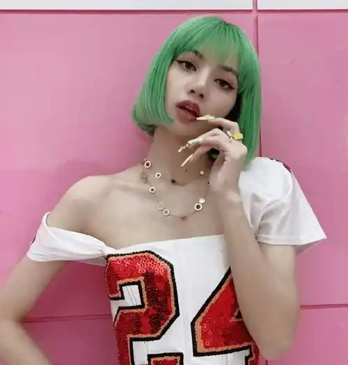 原创lisa更博晒mv花絮lisa身材引热议我却在留意jennie