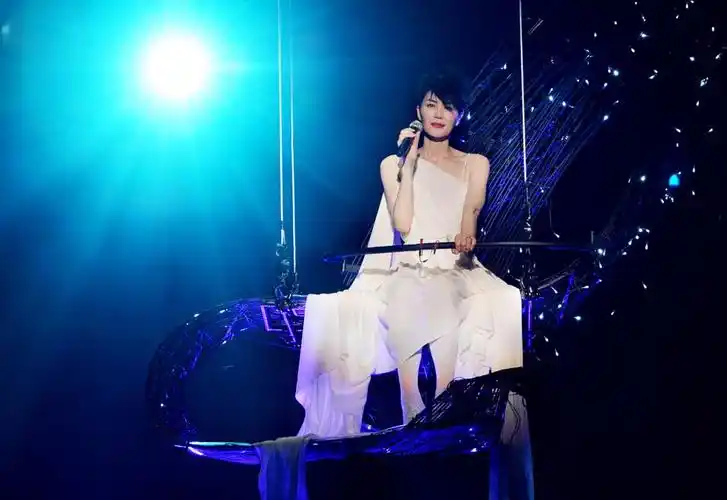 王菲素颜在ktv唱歌近照网友真人和照片上真的差一大截