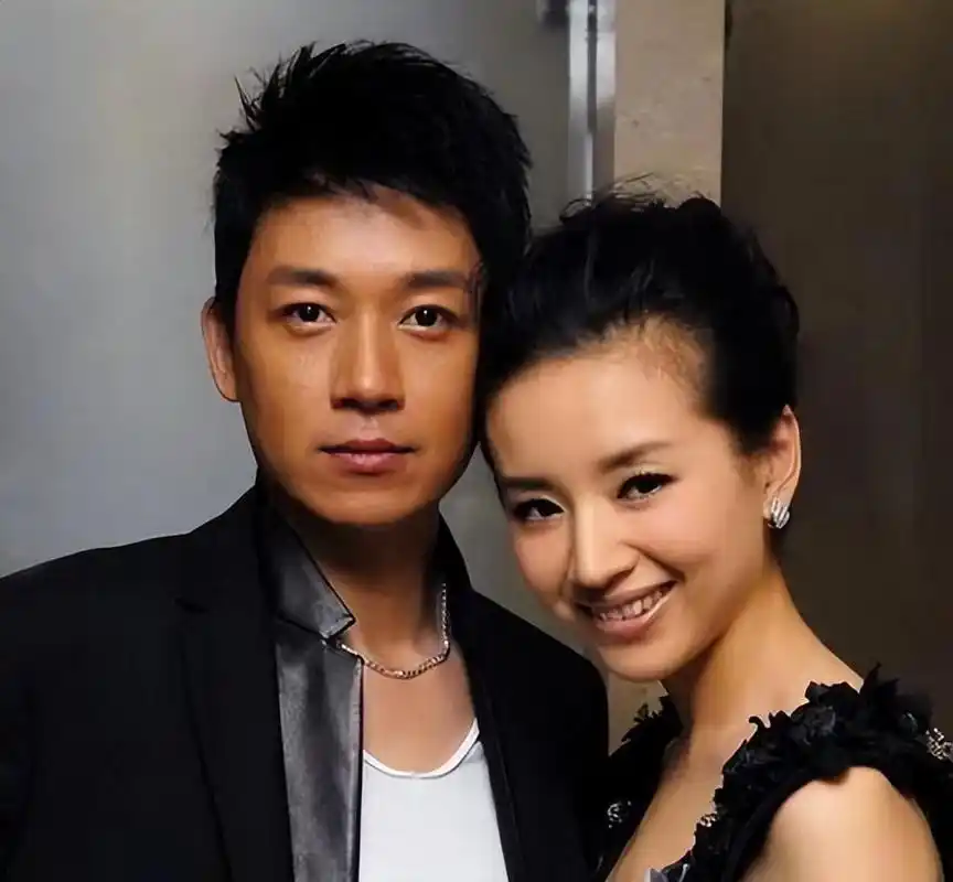 2012年10月20日凌晨,董洁工作室突然发声明,说潘粤明"嗜赌成性,粗暴无