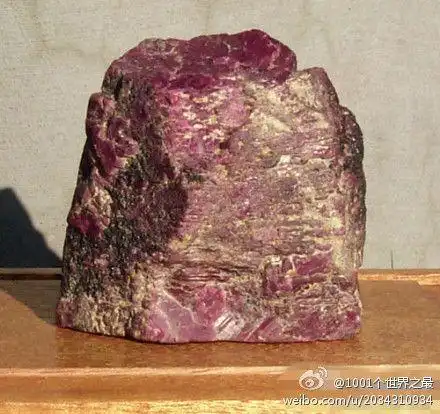 【世界上最大的红宝石原石】这颗产自缅甸的红宝石原石,重达18696克拉