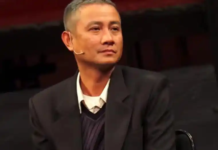 满头白发,全程低头38岁文章近况曝光模样大变