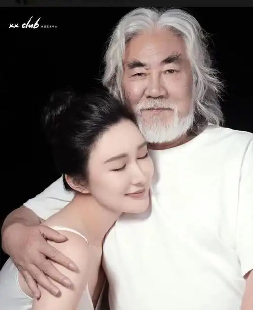 杜星霖回应网友质疑张纪中为老婆送上鲜花两人又撒了一把狗粮