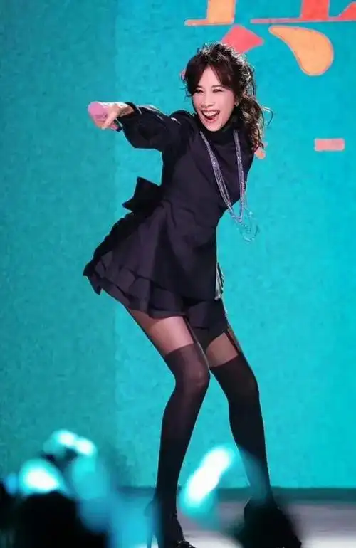 闹大了莫文蔚三千万上保险的腿风光不减当年生图下皱纹多