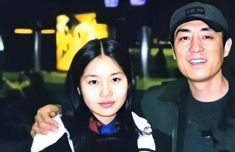 原创两次目睹父亲张艺谋移情,母亲的悲剧在自己身上重演_家庭_肖华