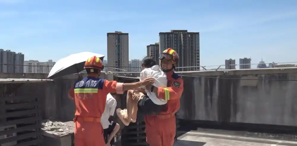 16岁女孩坐17层天台边缘欲轻生,消防员"公主抱"救下!