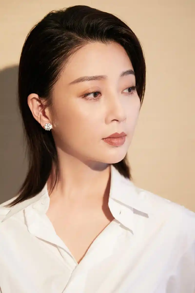 及肩的短发搭配斜分刘海,凹显出殷桃精致的小脸,戴上一副花瓣型的碎钻