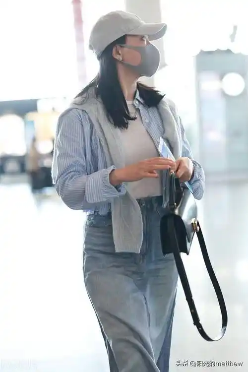 街拍:陈数牛仔裤 蓝色衬衫 毛衣披肩 棒球帽简约时尚_北京_机场