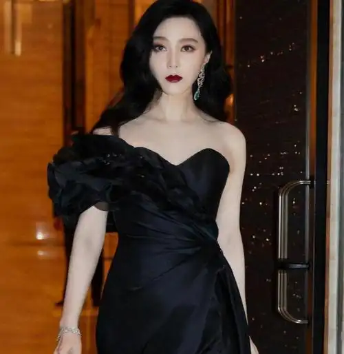范冰冰这次造型抢镜了,大波浪搭黑色抹胸裙气场强大,不愧是范爷