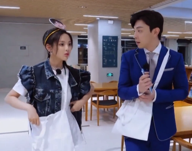 原创有一种善变叫邓伦,说杨超越是没用的人,看到她的实力后,打脸了