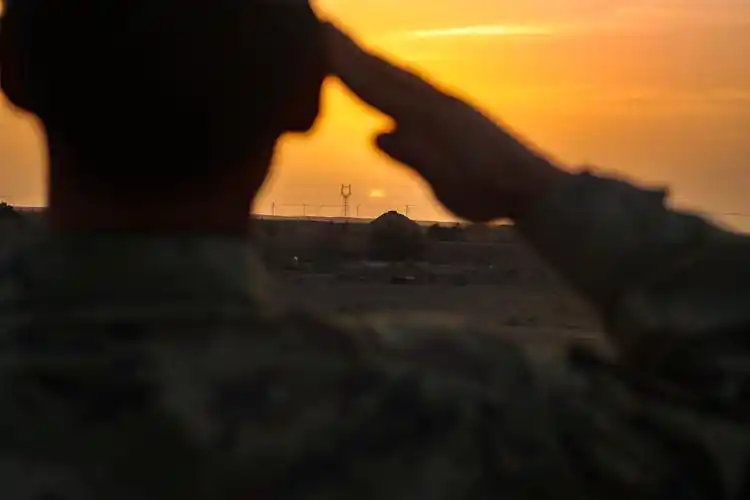 军号小夜灯#坚毅身影与夕阳余晖的温柔相遇,是官兵们用汗水勾勒出的