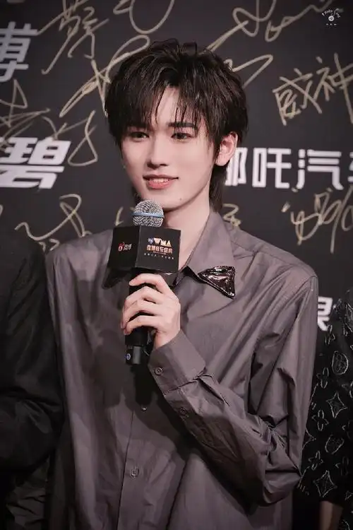 宋亚轩王牌对王牌##微博音乐盛典红毯