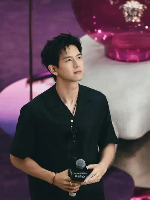 李现亮相上海品牌活动,全黑装扮酷帅迷人