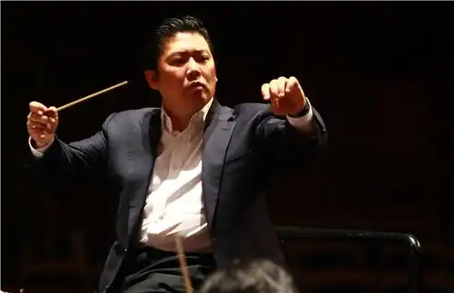 著名指挥家余隆 获颁法国荣誉军团骑士勋章