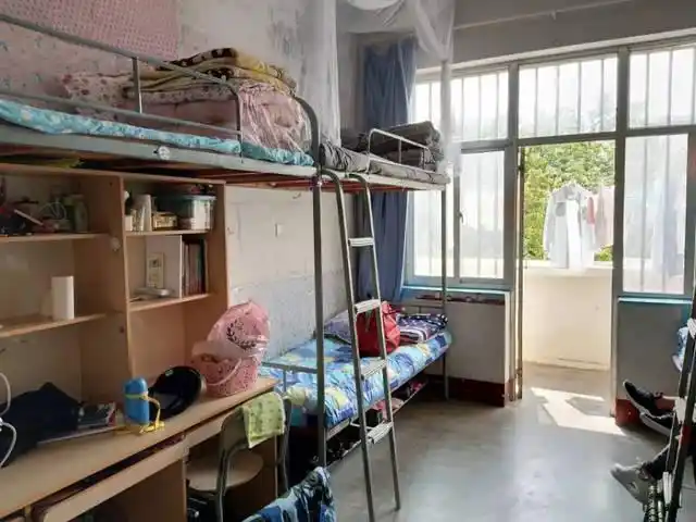 我院现男生宿舍分布在21号楼,六人间,上床下桌,无独卫,通风优良.