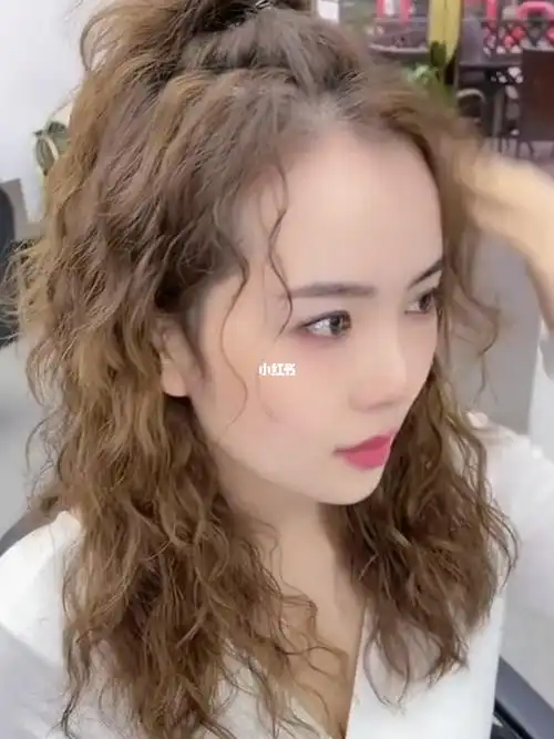 可爱自然卷发型
