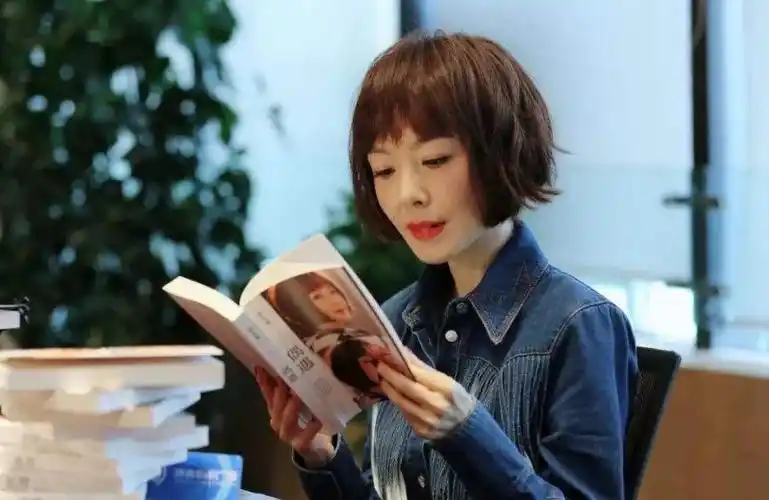 有种整容叫发福后的鲁豫穿绿色连体裤50岁素颜出镜似少女