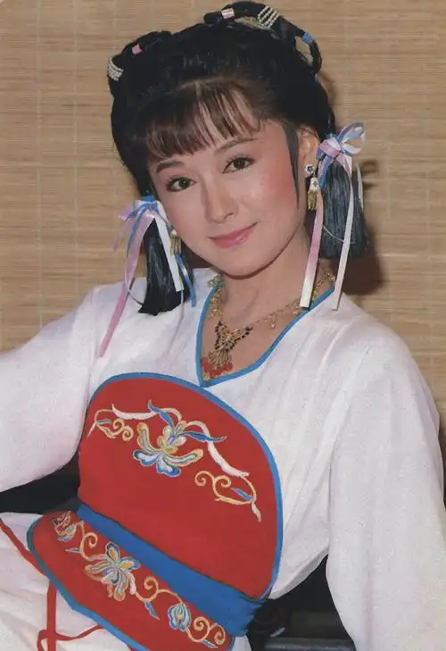 潘迎紫生就一张娃娃脸,怎样都不显老,20岁的时候演少女,40岁的时候演