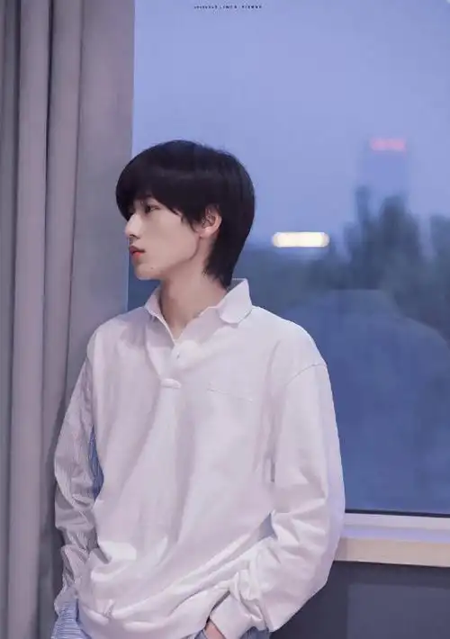 宋亚轩三七分卷发造型#宋亚轩三七分发型好帅气～小宋车窗氛围感有了