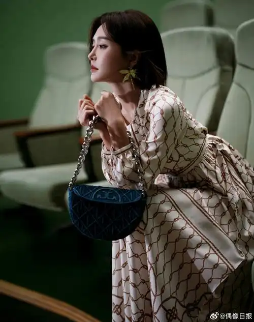 秦岚真丝长裙#秦岚最新大片,戴着小蜻蜓耳环身穿白色真丝长裙,一整个