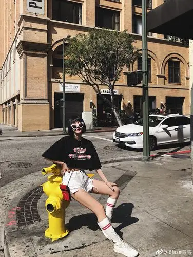 学会这些拍照姿势酷酷的小姐姐就是你啦