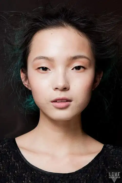 也不怪国外媒体都叫她"来自东方的t台小怪物"~就算没有大眼睛高鼻梁雎