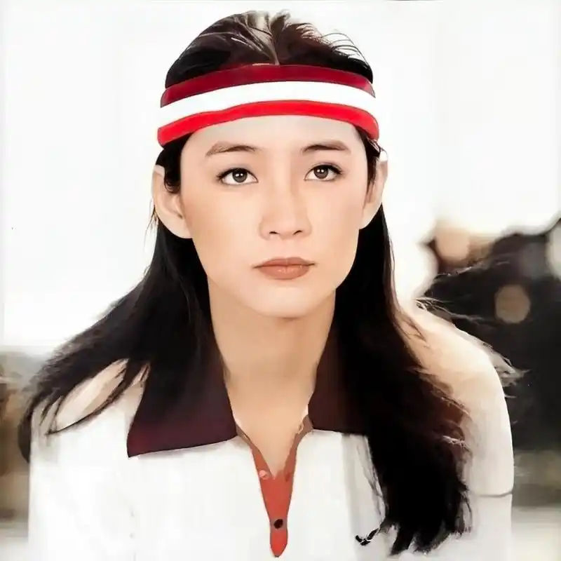 林青霞的颜值巅峰时期真的是非常迷人灵动,可以说当今娱乐圈找不到