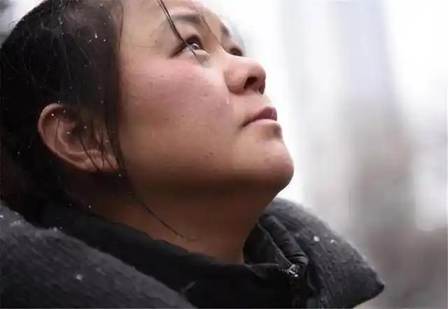 原创妈你能不能别来接我了孩子的一句话让妈妈心酸落泪