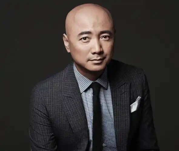 娱乐圈数位光头明星,年轻时茂密的回忆,你还记得几个?_徐峥_葛优_表演