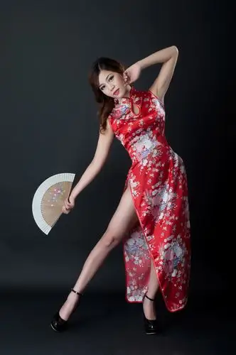 长发美女高开叉旗袍