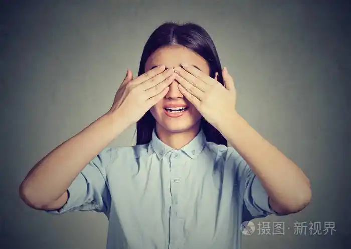 笑女人遮住眼睛的手