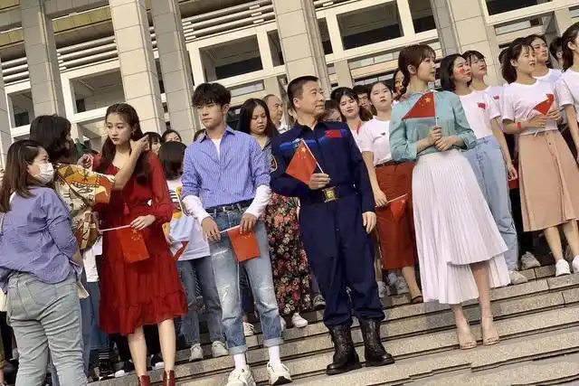 172关晓彤167杨紫罕见同框,旁边178的千玺身高显尴尬!