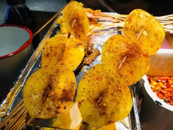 土豆烤得很清脆,也撒了辣椒粉,很入味.