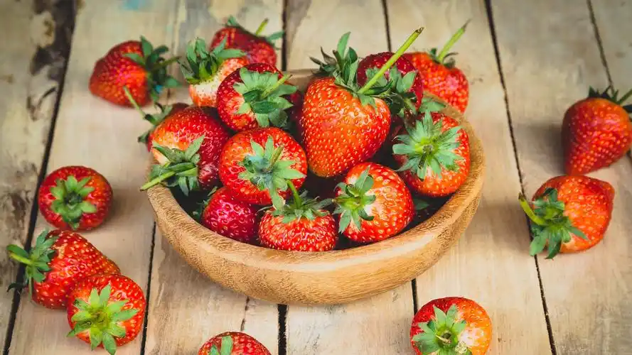 壁纸 一碗成熟草莓,木桌 2880x1800 hd 高清壁纸, 图片, 照片
