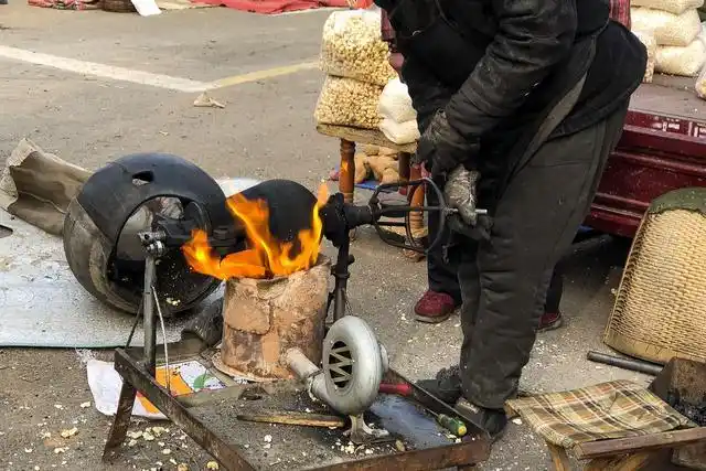 农村大集上的老式手摇爆米花,勾起几代人的童年记忆