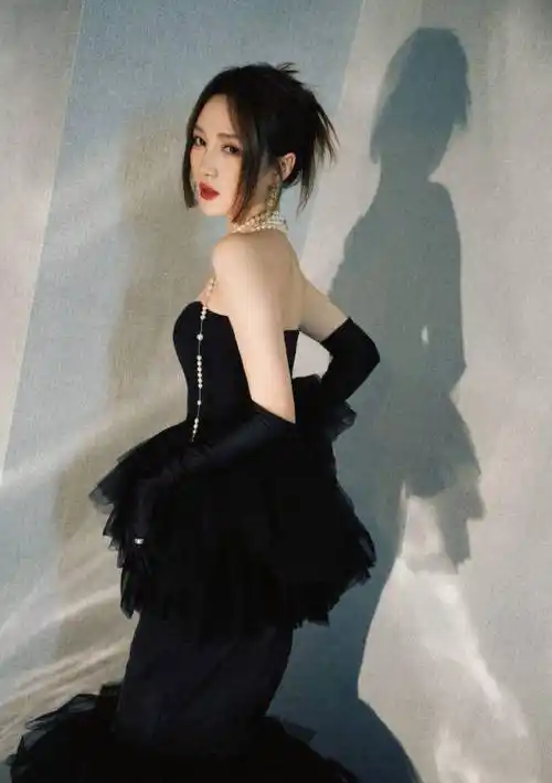 孟佳抹身材人鱼裙秀身材曲线 皮手套搭墨镜摩登时尚_造型_魅力