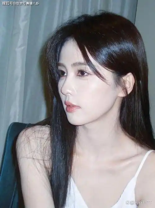 白鹿吊带裙照:白色纯欲感十足,黑色清新单纯,长发个性吸睛