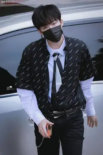 刘宇宁身穿黑色印花短袖衬衫叠穿搭配双领带