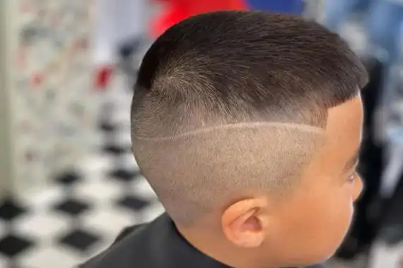 发型属于刻痕碎寸头,周边依然保留了寸头的清爽利落,直接推成超短发