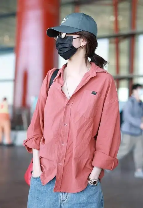 宋妍霏 今日生图!淡红色深v露肉衬衫 口罩棒球帽 尽显美丽气质!